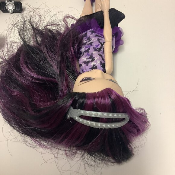 Ever After High Raven Doll Queen Doll Getting Fairest Stand & Mixed Accessories - Picture 8 of 14